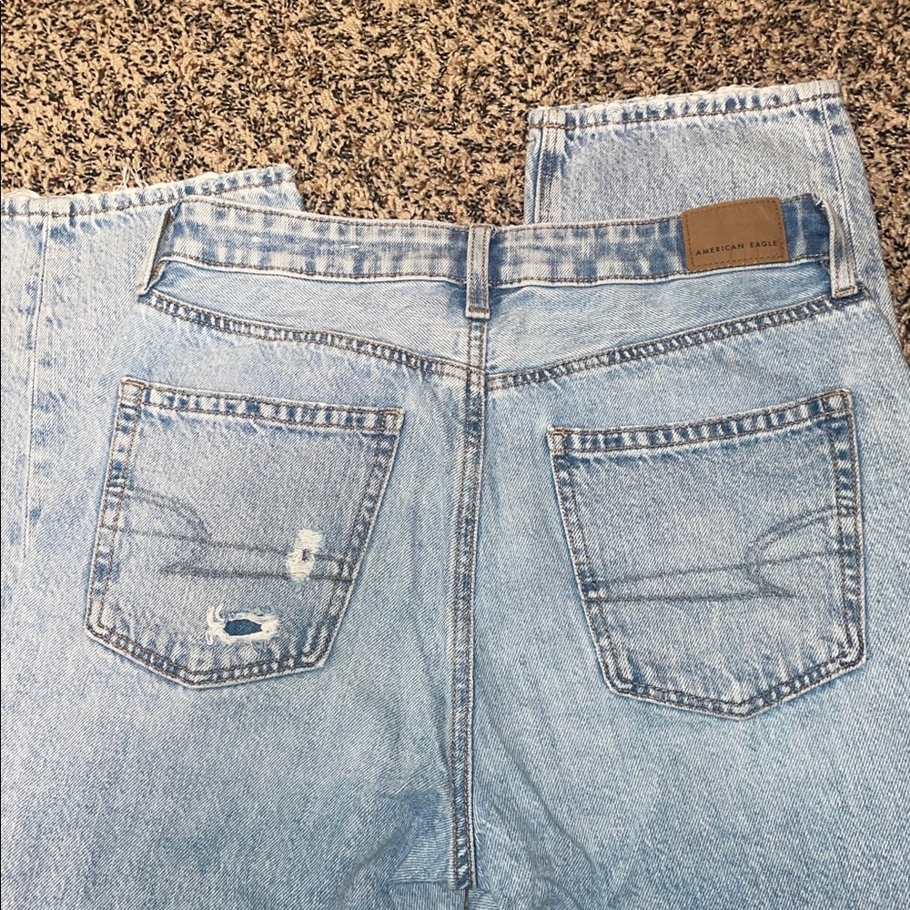 American Eagle Outfitters Blue Denim Mom Straight Ripped Jeans Size 6S | NWOT - Picture 5 of 8